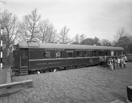 66024 Afbeelding van een groep jongeren voor een uit 1943 daterend restauratierijtuig in het Nederlands Spoorwegmuseum ...